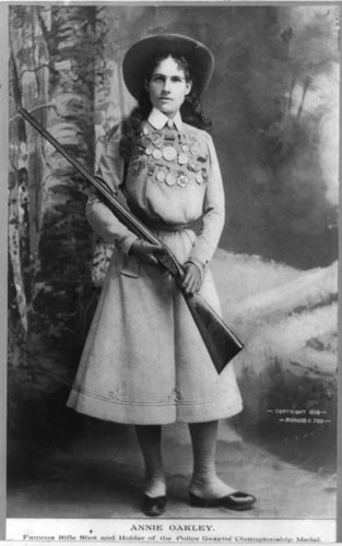 02 Annie_Oakley_-_Full_length_photograph_circa_1899